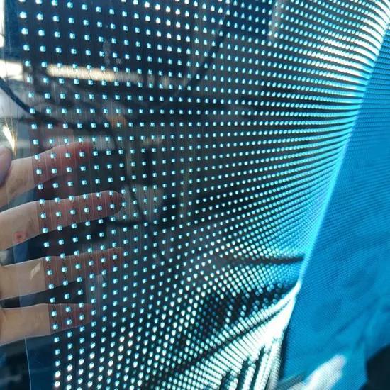 Gros plan sur la grille de micro-LED d'un film transparent, vue au travers du vitrage